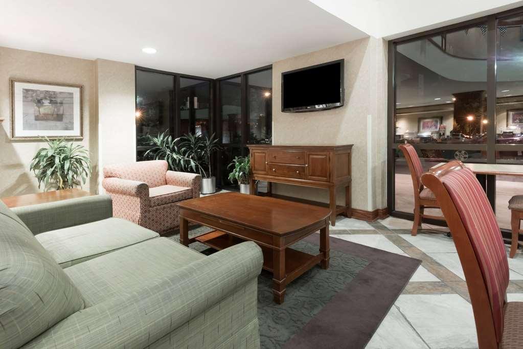 Baymont By Wyndham Indianapolis South Hotel Interior photo